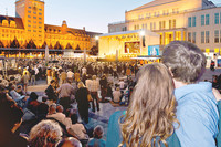 Zuschauer lauschen Open-Air-Konzert auf dem Augustusplatz