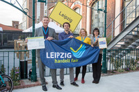 Vertreter der Steuerungsgruppe "Leipzig handelt fair" halten in Ihren Händen die Urkunde für den 4. Platz im Wettbewerb Hauptstadt des Fairen Handels.