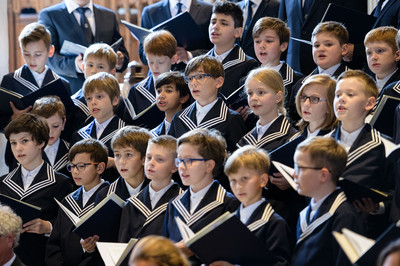Singende Jungen des Thomanerchors in Nahaufnahme