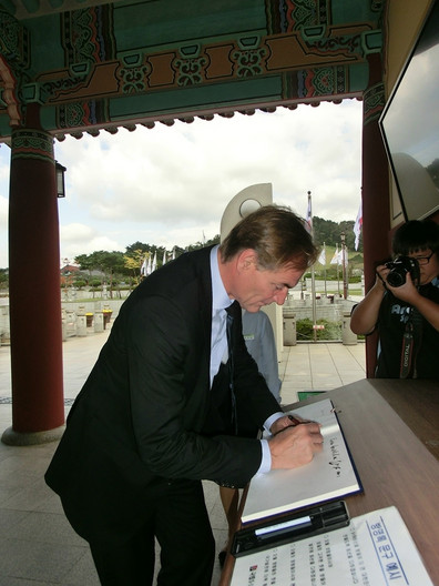 Oberbürgermeister Jung schreibt in das offizielle Buch der Gedenkstätte der Opfer des Gwangju-Massakers