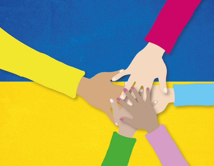 Grafik fünf Hände mit bunten Ärmeln vor der Ukraine-Flagge