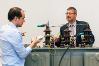 Prof. Gerd Valtin (rechts) und Mitarbeiter Peter Kästel mit Messgeräten an Stromtransformatoren
