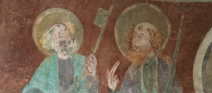 Nahaufnahme eines gemalten Motivs der Apostel Petrus und Paulus in der Baalsdorfer Kirche