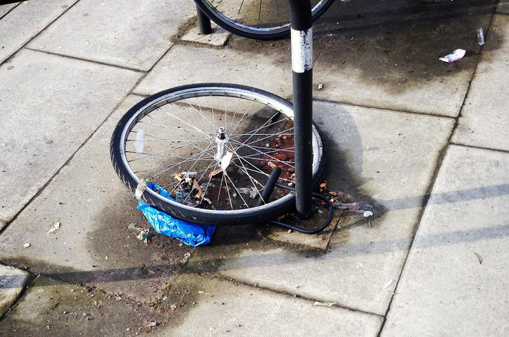 Von einem gestohlenem Fahrrad ist nur noch ein Rad an einer Stange angeschlossen.