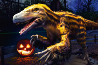 Ein Dinosaurier im Vordergrund und ein beleuchteter Kürbis im Hintergrund in der Abenddämmerung