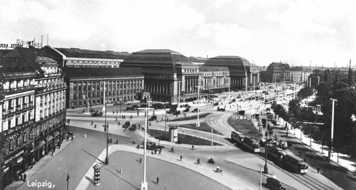 Schwarz-Weiß Bild des Gebäudes des Leipziger Hauptbahnhofes um 1920
