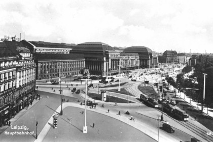 Schwarz-Weiß Bild des Gebäudes des Leipziger Hauptbahnhofes um 1920