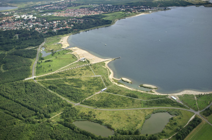 Luftbild des Nordstrandes des Cospudner Sees im Süden Leipzigs