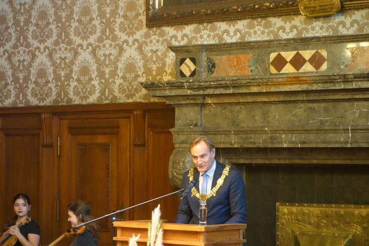 Oberbürgermeisters Burkhard Jung steht mit Amtskette hinter einem Stehpult und redet