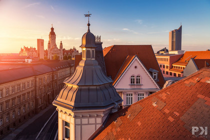 Blick über Leipziger Dächer mit dem Neuen Rathaus und dem City-Hochhaus.