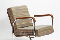 Gestreifter, gepolsteter Stuhl aus einem Metallgestell mit holzernen Armlehnen