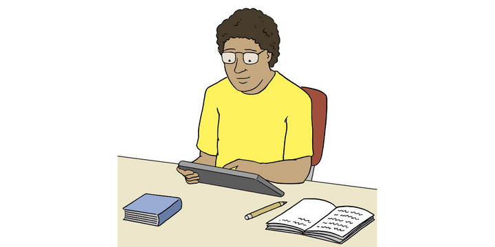 Eine Person sitzt am Schreibtisch und liest auf einem Tablet. auf dem Schreibtisch ist noch ein Buch, ein Heft und ein Stift.