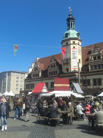 Altes Rathaus mit Turm und Marktständen auf dem Markt