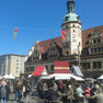 Altes Rathaus mit Turm und Marktständen auf dem Markt