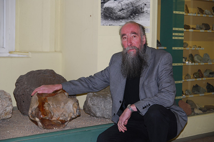 Der Direktor des Naturkundemuseums Rudolf Schlatter sitzt vor den Exponaten der Mineraliensammlung.