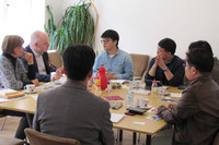 An einem Tisch sitzend fünf Delegierte des Südkoreanischen Wiedervereinigungsministeriums zu Besuch im Schulmuseum Leipzig und im Gespräch mit Dr. Thomas Töpfer und Elke Urban.