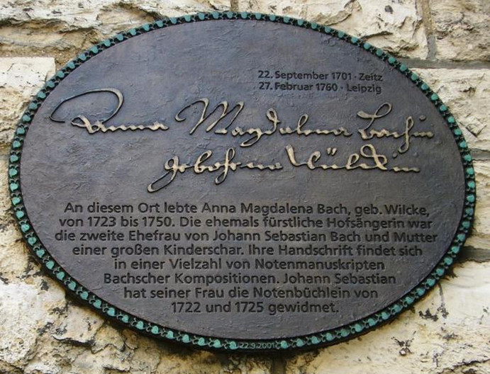 ovale Gedenktafel mit altdeutscher Handschrift