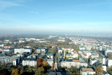 Luftaufnahme zeigt das Bachviertel und im Hintergrund das Stadion Stadt Leipzig
