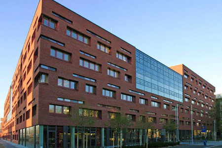 Modernes Gebäude eines Forschungszentrums mit roten Klinkern und Glasfront