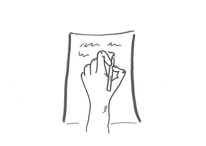 Zeichnung einer linken Hand, die mit einem Stift verkrampft auf ein Blatt Papier schreibt.