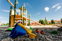 Klettergerüst auf dem Spielplatz im Ökobad Lindenthal. Im Vordergrund liegt Sandspielzeug.