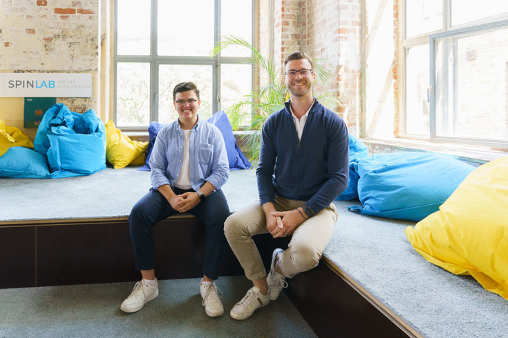 Die zwei Gründer des Start-Ups CallPima UG sitzen im Büro des SpinLabs.