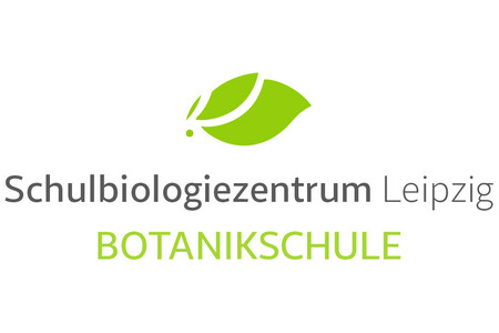 Logo mit Schriftzug "Schulbiologiezentrum Leipzig Botanikschule" mit einem geschwungenen hellgrünen Blatt