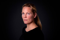 Porträt von Åsne Seierstad vor schwarzem Hintergrund