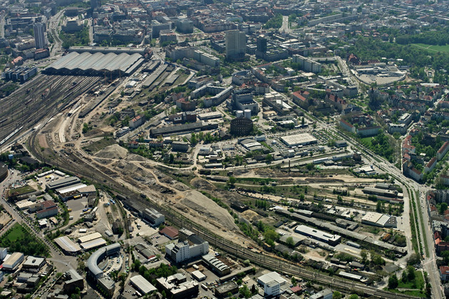 Luftaufnahme des Eutritzscher Freiladebahnhofs, im Hintergrund der Leipziger Hauptbahnhof.