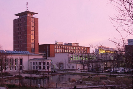 Turmgebäude des Helmholtz-Zentrum in rosiger frischer Morgenstimmung