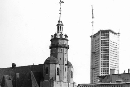 Bau des Leipziger Universitätshochhauses, im Vordergrund die Nikolaikirche, um 1969