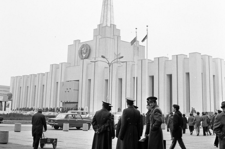 Ansicht des Sowjetischen Pavillon im Jahr 1982 mit Militärangehörigen im Vordergrund