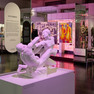 Eine Skulptur mit Frau und Mann, die miteinander ringen, im Ausstellungsraum des Grassi Museums zu Völkerkunde Leipzig.