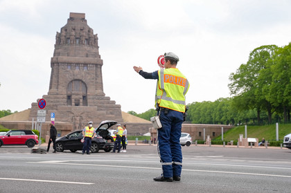 Polizist hält Verkehrsteilnehmer vor dem Völkerschlachtdenkmal an