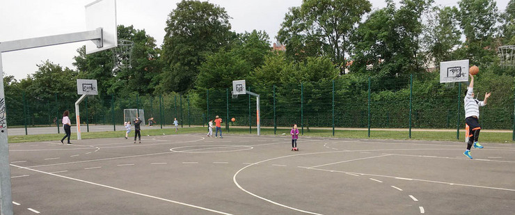 Kinder spielen auf einer Streetballanlage Streetball