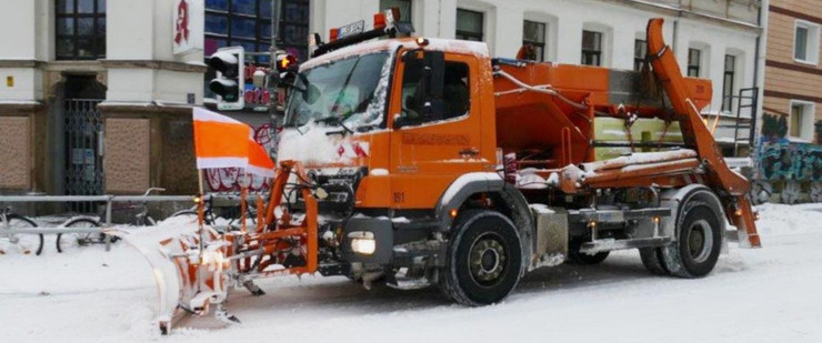 Schneeräumfahrzeug auf verschneiter Straße
