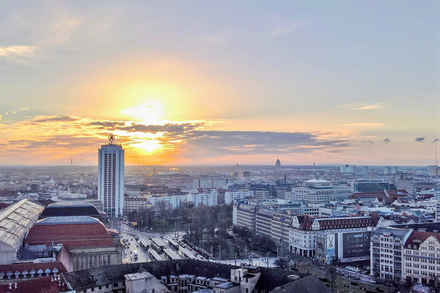 Stadtansicht mit Hauptbahnhof und Wintergartenhochhaus mit tief stehender Sonne