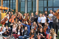 Gruppenbild mit Mitgliedern der deutsch-polnischen Orchesterakademie mit ihren Instrumenten