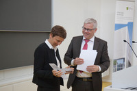 Wissenschafts-Staatssekretär Uwe Gaul (rechts) übergibt den symbolischen Schlüssel zum neuen Nieper-Bau der HTWK Leipzig an Prof. Gesine Grande, Rektorin der HTWK Leipzig (links)