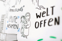 Ausschnitt einer schwarz-weißen Zeichnung, auf der man eine Frau mit Kopftuch und Baby im Arm sieht, neben ihr eine Jugendliche mit Koffer, daneben der Schriftzug "Weltoffen".