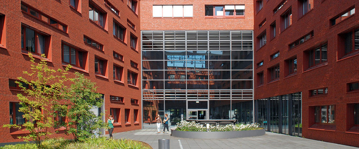 Blick auf rote Klinkergebäude der BioCity Leipzig