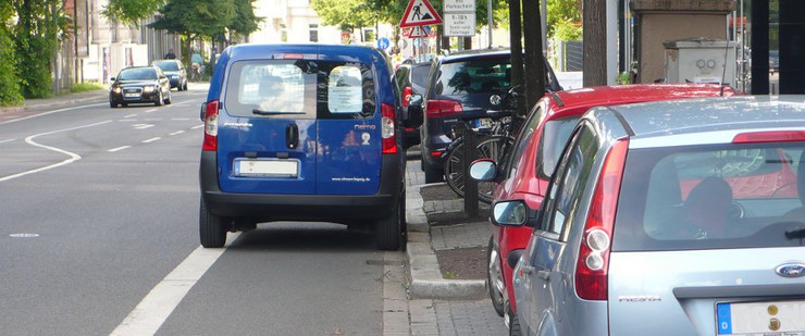 Falsch parkendes Fahrzeug auf dem Radfahrstreifen.