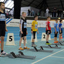 Junge Leichtathleten vor ihren Startblöcken bei einem Rennen des Mitteldeutschen Schülermeeting 2013 in der Arena Leipzig
