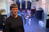 Leonie spielt mit ukrainischen Geflüchteten Theater am TDJW.