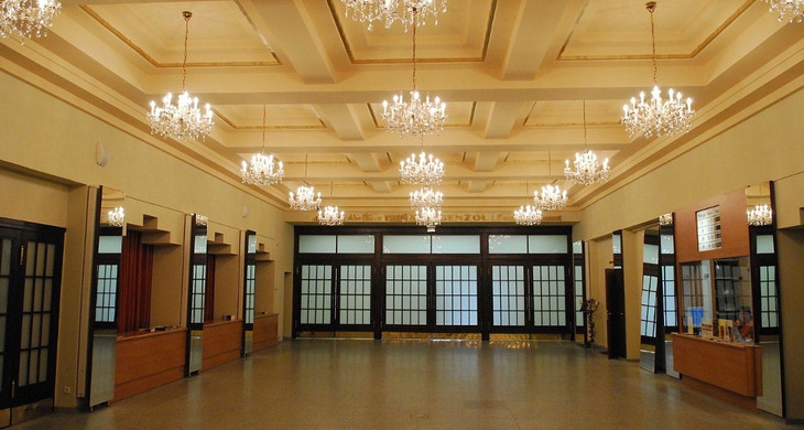Großes Foyer mit Spiegeln an der Seite und Glasleuchtern an der Decke