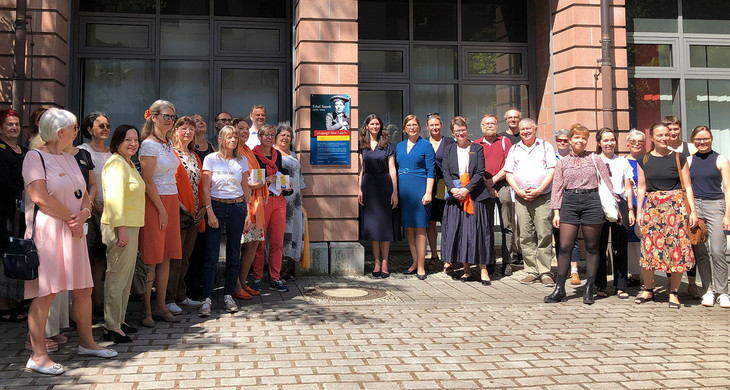 Die Gäste der Einweihung am 28.07.2022 vor der Gedenktafel in der Salomonstraße 19 in Leipzig.
