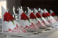 Servietten mit Rosenmotiv auf einem gedeckten Tisch