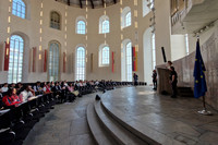 Viele Jugendliche in der Frankfurter Paulskirche bei einer Veranstaltung. Eine Rednerin spricht.