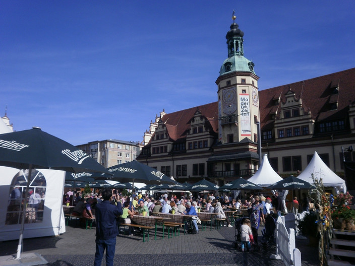 Marktplatz mit Biertischgarnituren zu den Leipziger Markttagen und im Hintergrund das Alte Rathaus
