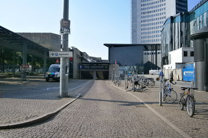 Pflasterstraße die zur Einfahrt des Parkhauses unter dem Augustusplatz führt. Im Hintergrund das City-Hochhaus